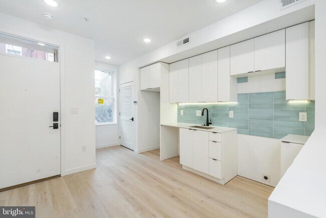 Photo - 2717 N Howard St Unit B