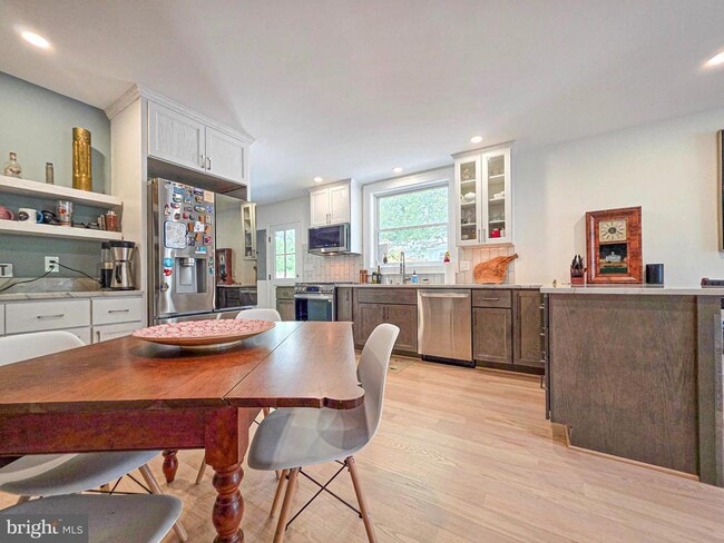 Photo - 302 E Custis Ave