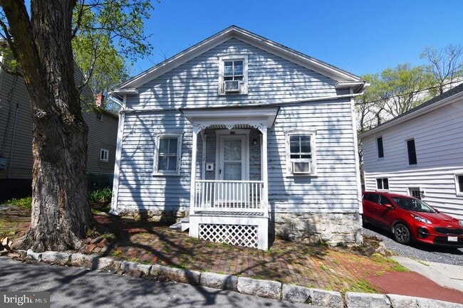 Photo - 122 E Monmouth St House