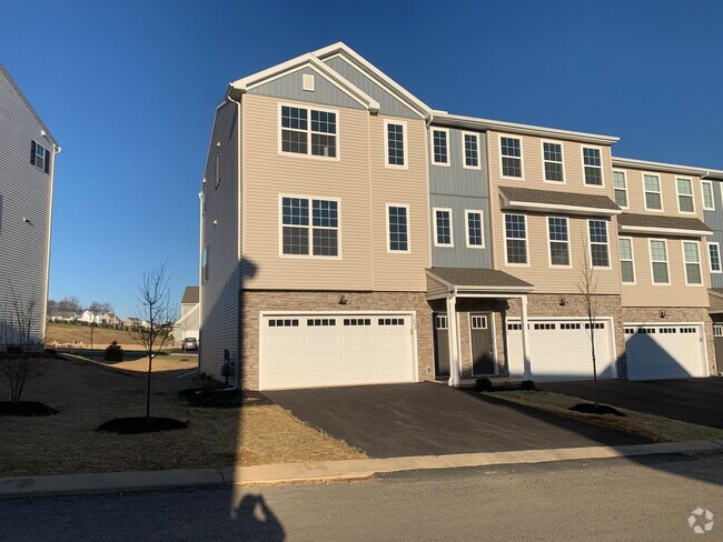 Building Photo - 1855 Shady Ln Rental