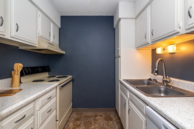 2BR, 1BA - 900SF - Kitchen