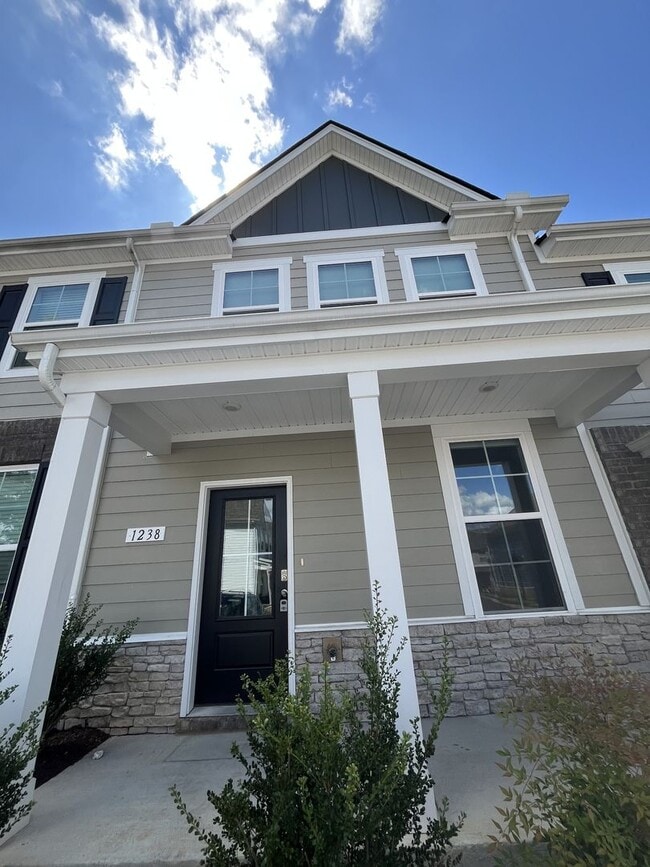 Photo - ONE MONTH FREE RENT IF LEASED BY 10/15!!