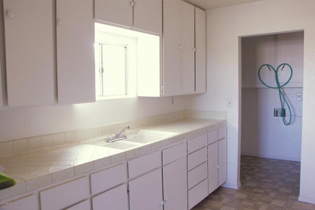 Photo - 817 W Gilmore St