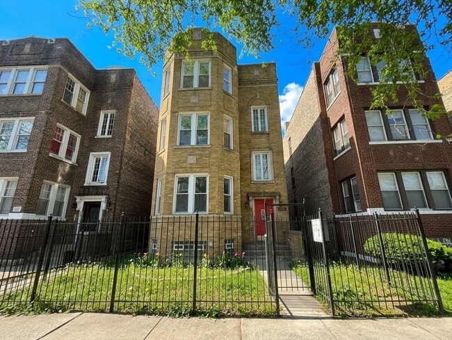 Building Photo - 8216 S Maryland Ave Unit Apt 2