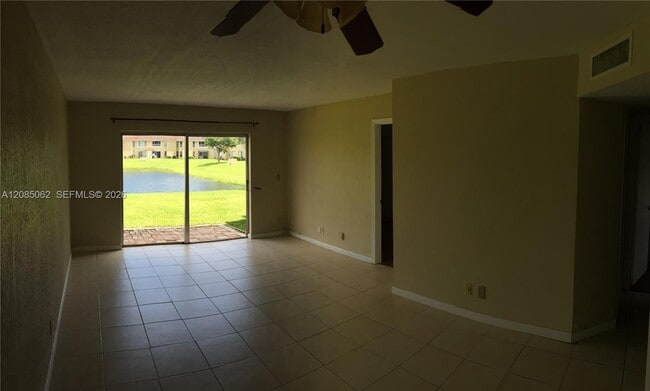 Building Photo - 909 Twin Lakes Dr Unit 3-F