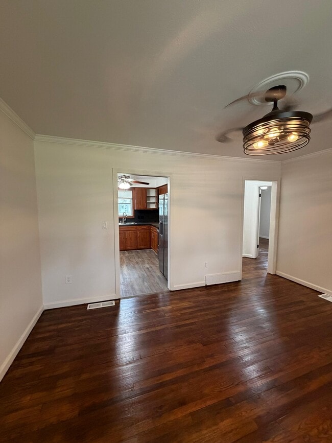 Photo - 777 Mannering Rd