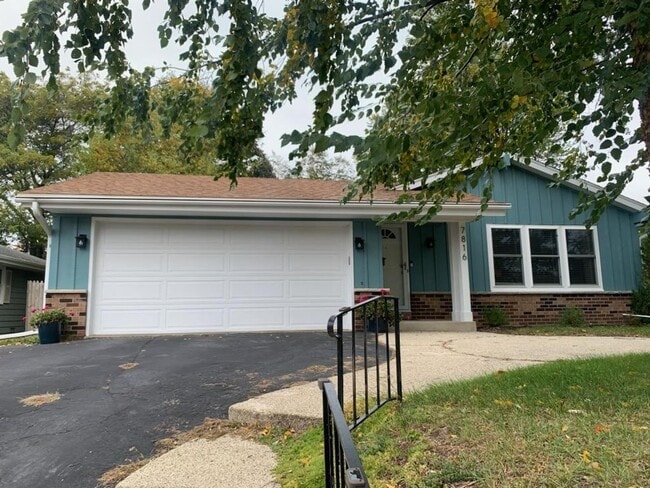 Building Photo - Updated 3 bedroom Kenosha ranch