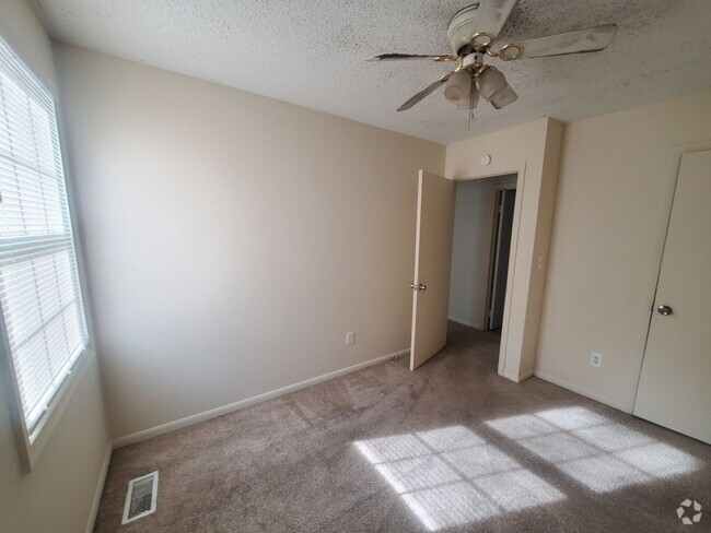 Building Photo - Three bedroom one and one half bath townho... Rental