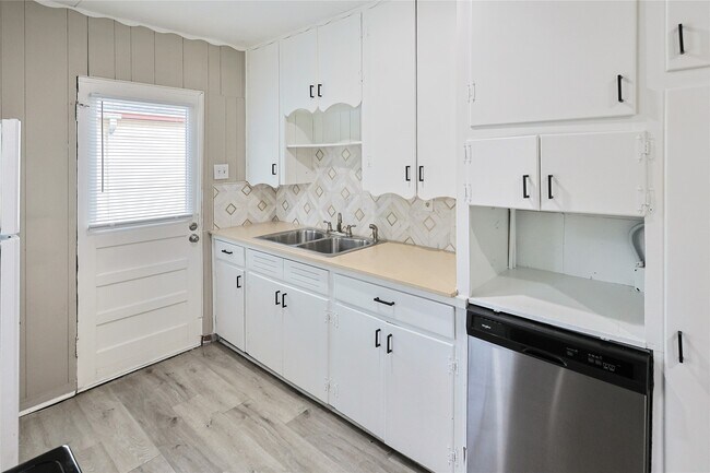 Photo - 1106-12th 1/2 12th 1/2 St N