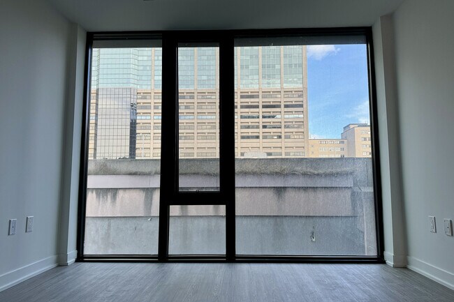 Photo - 195 McCaul St