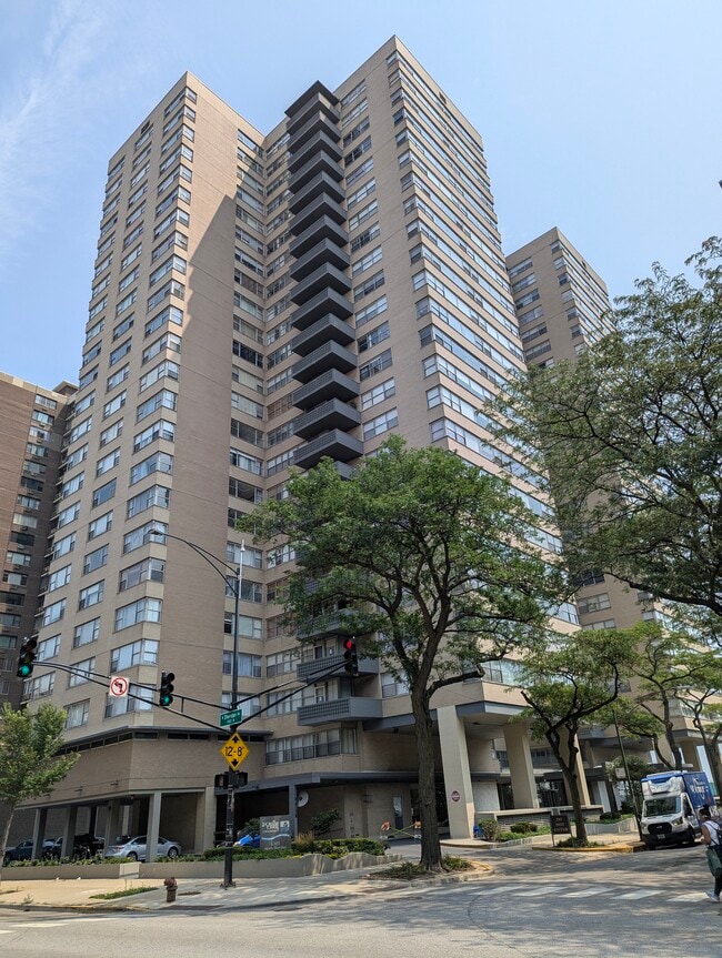 Building Photo - 6301 N Sheridan Rd Unit 18J Rental