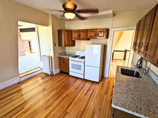 Building Photo - 10 Day Ave Unit Apt C (3rd Floor)