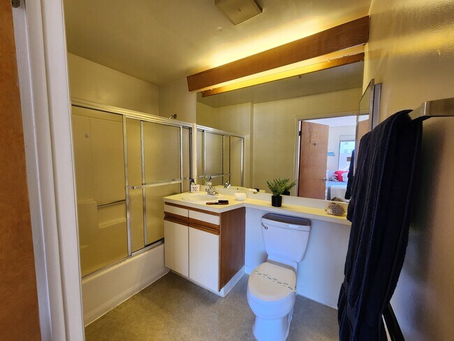 02-style bathroom - Collegetown Court