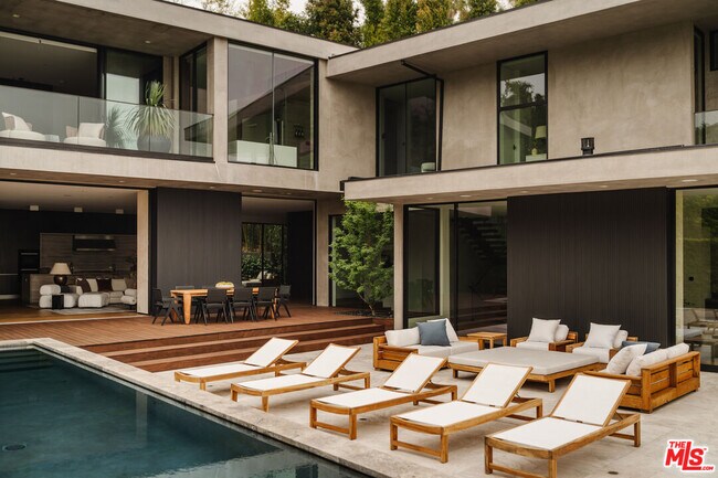 Photo - 1383 Londonderry Pl