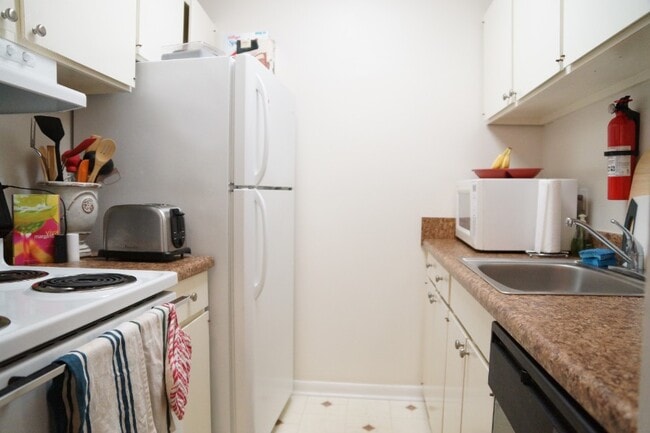 Kitchen - Cardinal Court