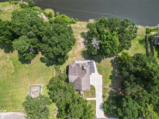Photo - 401 Brook Hollow Dr