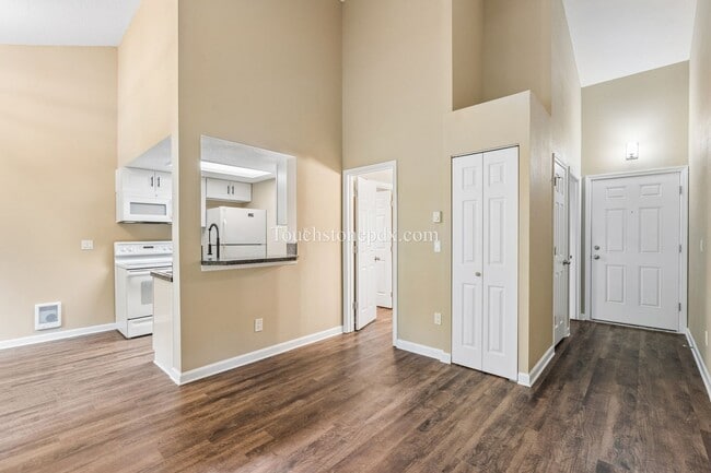 Photo - Light Filled Clackamas Condo with Covered Balcony and Community Amenities