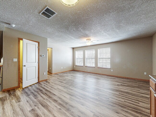 Photo - 305 NE Olivewood