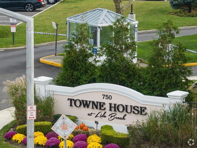 Entrance Photo - Towne House at Lido Beach