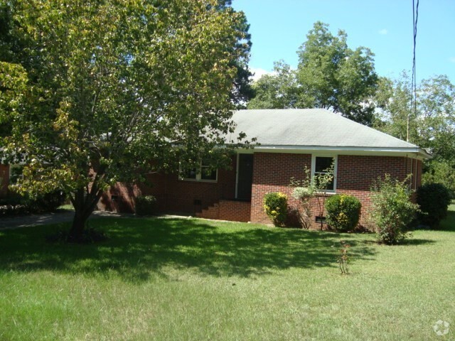 Building Photo - 3 Bedroom 2 Bath Home available!