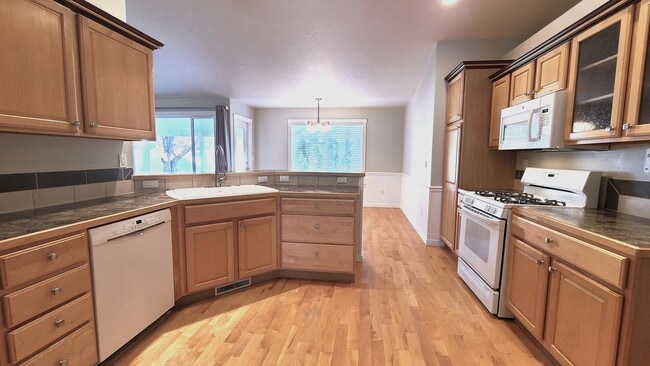 Photo - 2130 Strauss Ct E