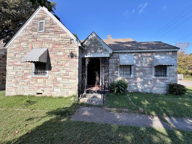 Building Photo - Cozy 3 Bedroom Home Ready for Move In!- $5...