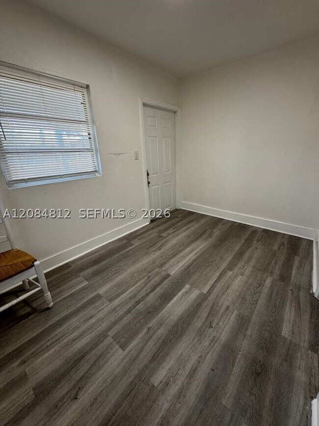 Photo - 1121 NW 40th St Unit 4