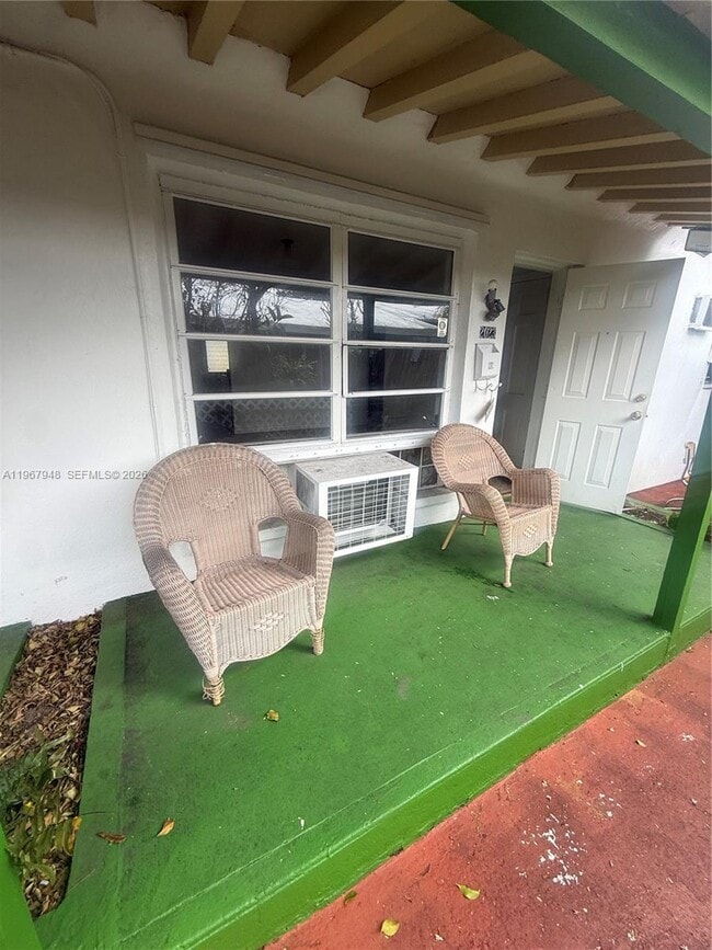 Building Photo - 2023 Taylor St Unit 2