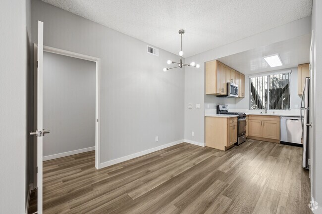 2BR, 2BA - 884SF - Dining Room
