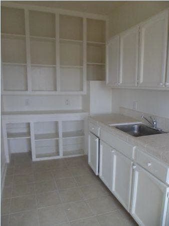 Kitchen - 43rd Place Apartments