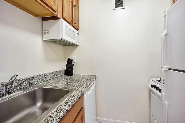 393 W 49th St Unit 4K