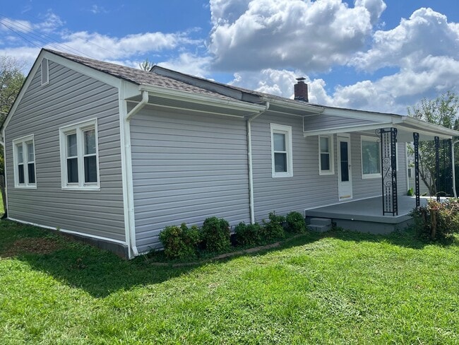 Building Photo - Remodeled three bedroom two bath cottage w... Rental