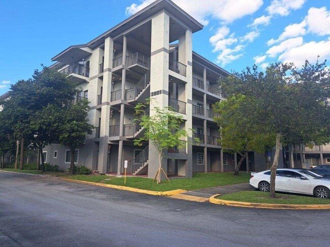 Building Photo - 2801 Riverside Dr Unit 105-S