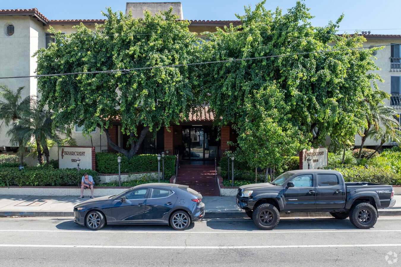 Entrada - Briarcrest Condominiums