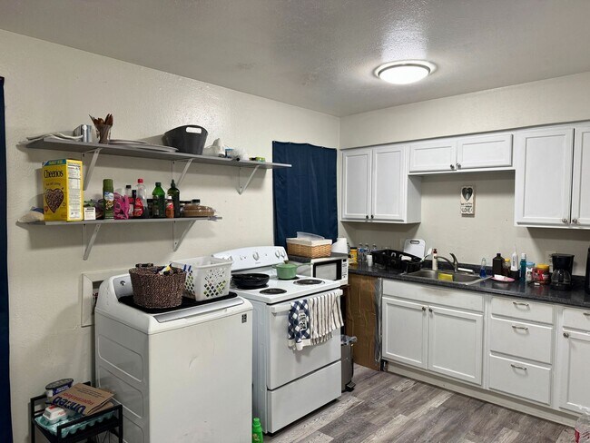 1401 E Cortez Dr