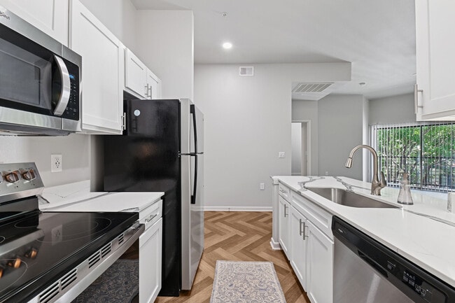 2BD, 2BA - 1170SF - Kitchen