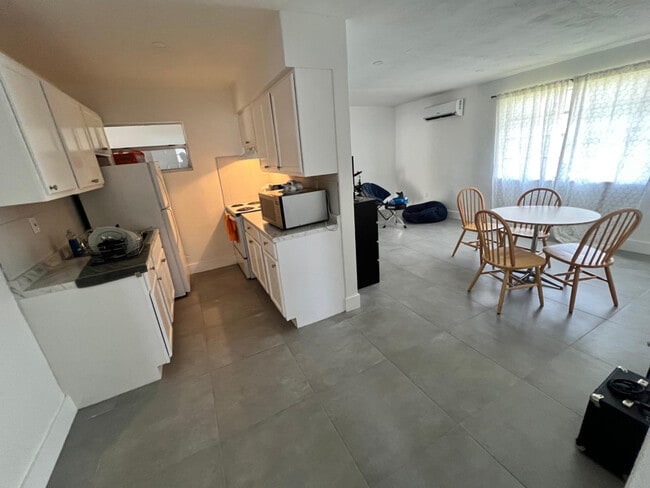 Building Photo - 310 NE 78th St Rental