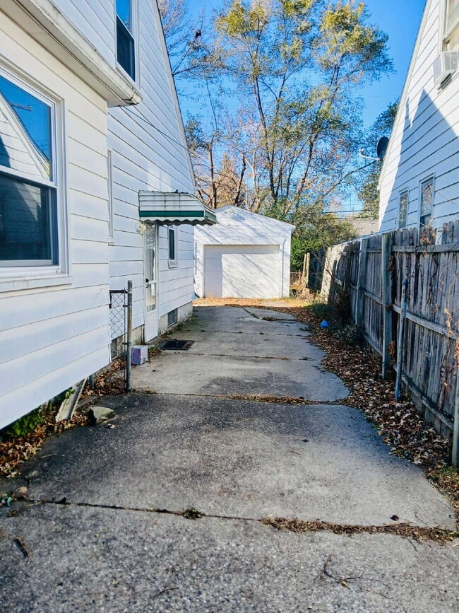 Photo - 21465 Syracuse Ave