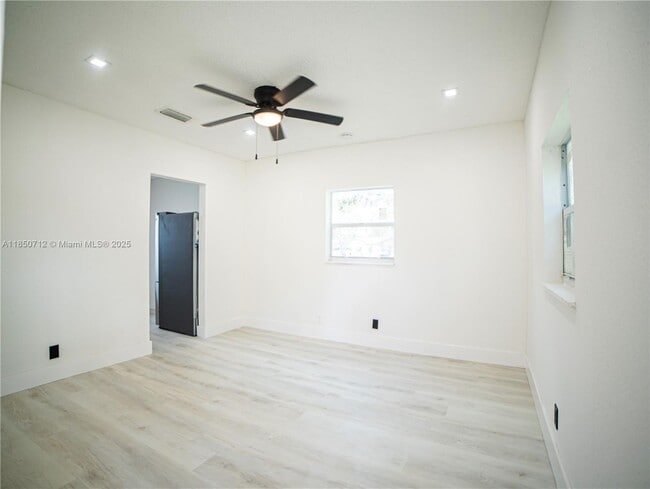 Building Photo - 412 Columbus Pkwy Unit 2-2 Rental