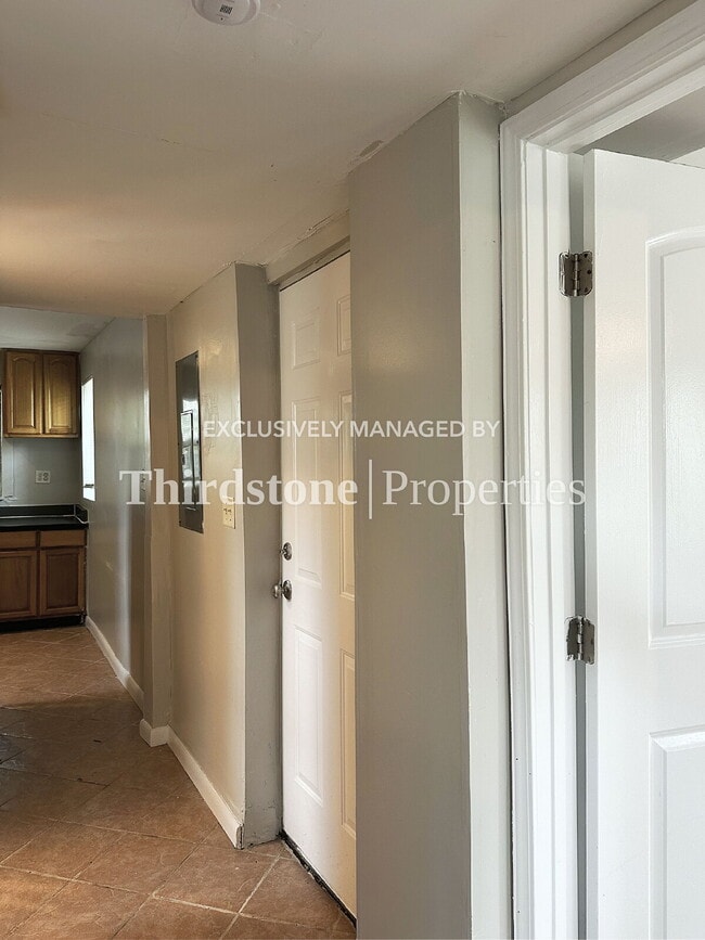 Photo - 325 7th St W