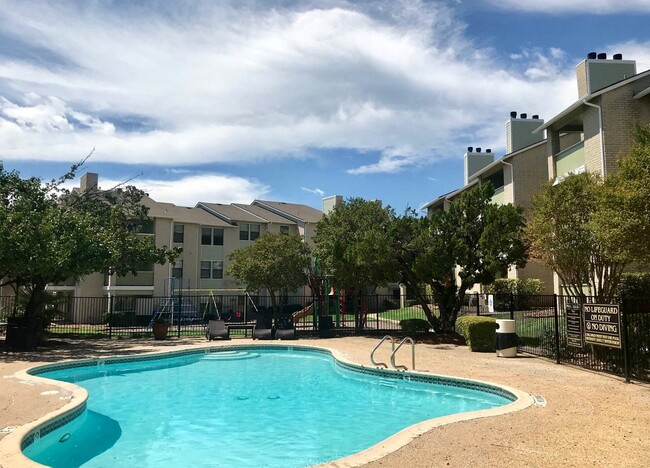 Piscina comunitaria - Palisades Park Apartments