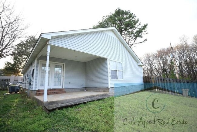 Photo - Spacious 3 bed/2 bath home - garage, deck, fenced back yard - includes yard care!!