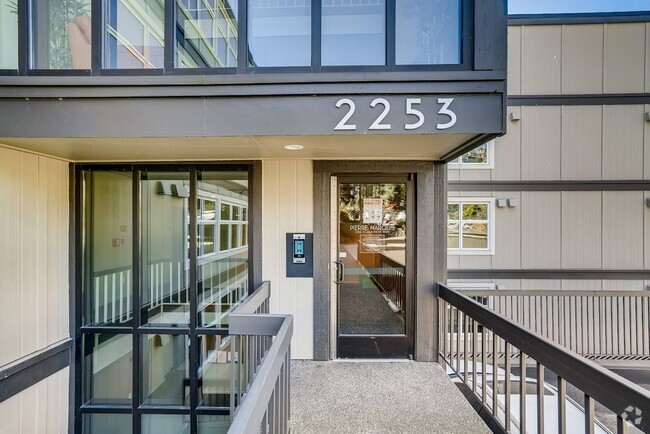 Building Photo - Queen Anne 2-Bed Condo with Parking & Pool! Unit 103