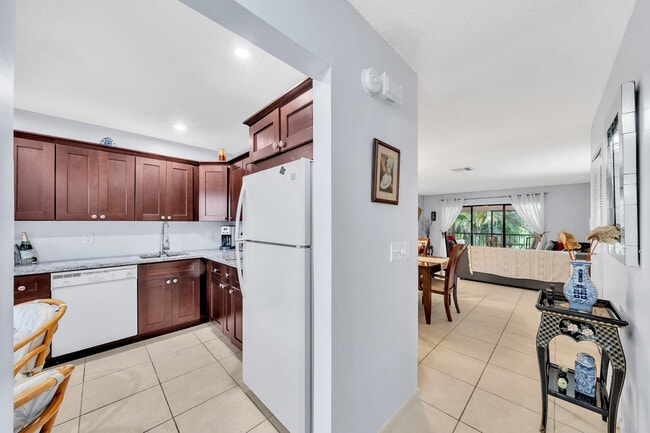 Building Photo - 9278 Vista Del Lago Unit 31F