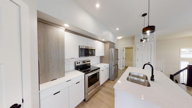 Photo - 13002-13106 106 St