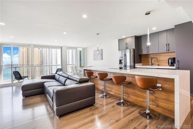 Building Photo - 16400 Collins Ave
