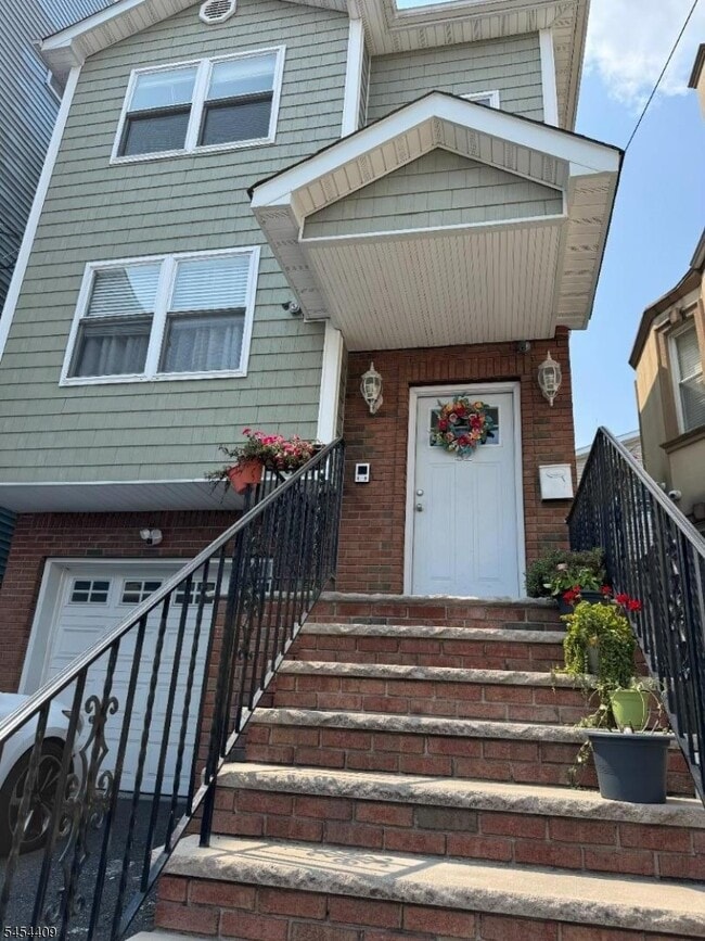 Building Photo - 82 Oraton St