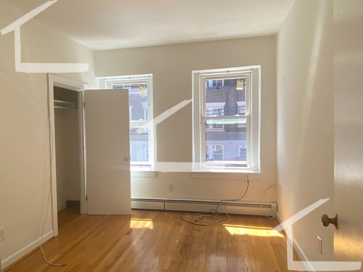 Photo - This aparTment has a 'meow' included!