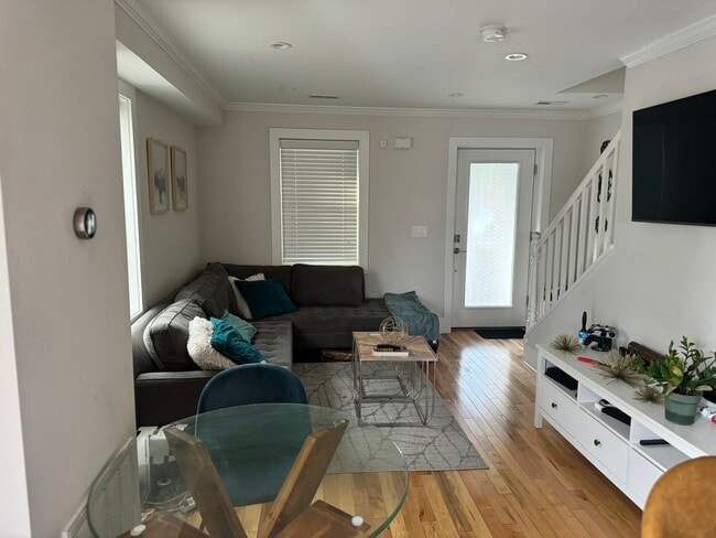 Photo - 825 50th Pl NE