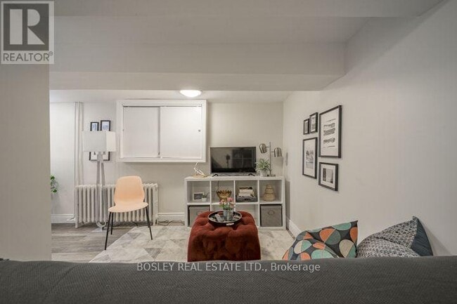 Photo - 15 Manor Rd E